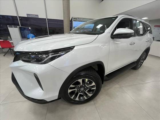 TOYOTA HILUX SW4 2.8 D-4D TURBO DIESEL SRX PLATINUM 7L 4X4 AUTOMÁTICO