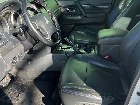 MITSUBISHI-PAJERO-3.2 HPE 4X4 7 LUGARES 16V TURBO INTERCOOLER DIESEL 4P AUTOMÁTICO MITSUBISHI-PAJERO-2015
