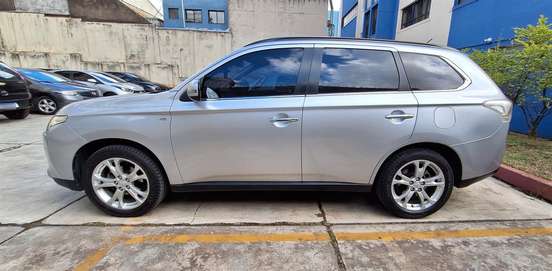 MITSUBISHI-OUTLANDER-2013