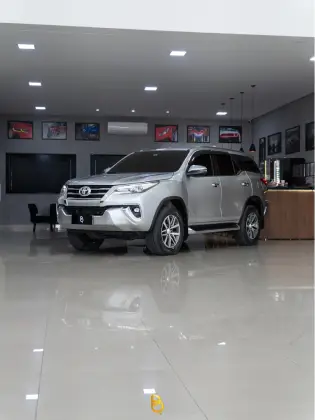 TOYOTA HILUX SW4 2.8 SRX 4X4 7 LUGARES 16V TURBO INTERCOOLER DIESEL 4P AUTOMÁTICO