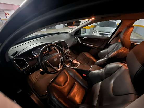 VOLVO-XC60-2015