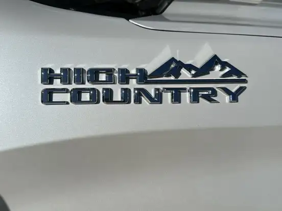 CHEVROLET-SILVERADO-5.3 V8 GASOLINA 1500 HIGH COUNTRY 4X4 AUTOMÁTICO CHEVROLET-SILVERADO-2024