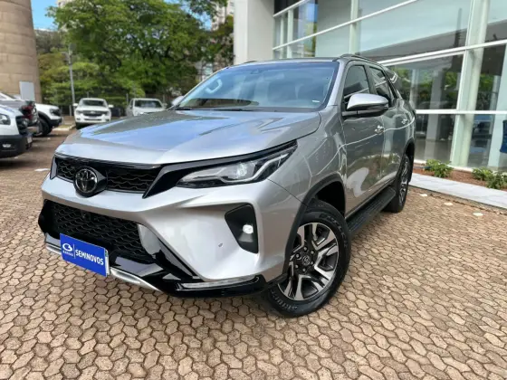 TOYOTA HILUX SW4 2.8 D-4D TURBO DIESEL SRX PLATINUM 7L 4X4 AUTOMÁTICO