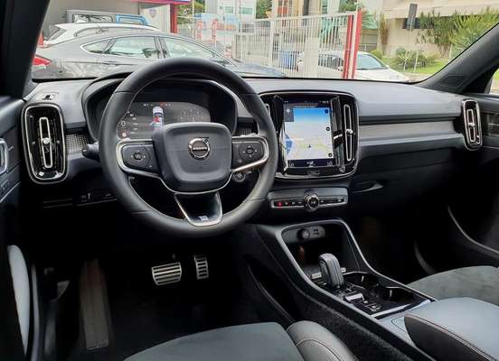 VOLVO-XC40-2020