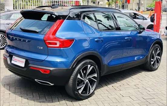 VOLVO-XC40-2020
