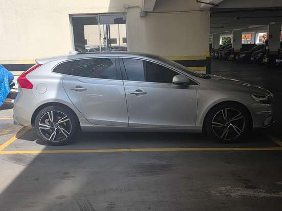 VOLVO-V40-2.0 T5 R-DESIGN GASOLINA 4P AUTOMÁTICO VOLVO-V40-2018