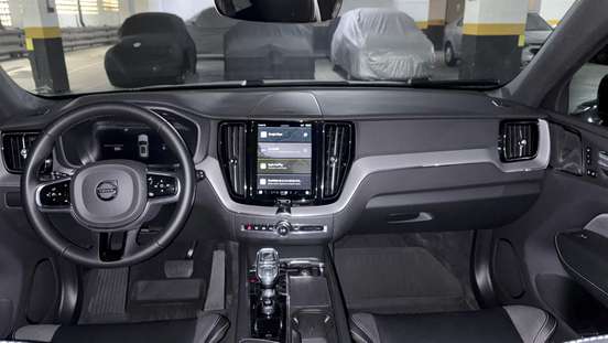 VOLVO-XC60-2023