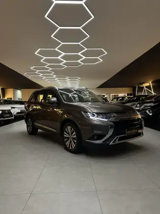 MITSUBISHI OUTLANDER 2.2 MIVEC DI-D DIESEL HPE-S AWD AUTOMÁTICO MITSUBISHI OUTLANDER 2.2 MIVEC DI-D DIESEL HPE-S AWD AUTOMÁTICO