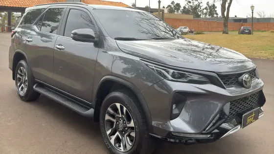 TOYOTA HILUX SW4 2.8 D-4D TURBO DIESEL SRX PLATINUM 7L 4X4 AUTOMÁTICO TOYOTA HILUX SW4 2.8 D-4D TURBO DIESEL SRX PLATINUM 7L 4X4 AUTOMÁTICO