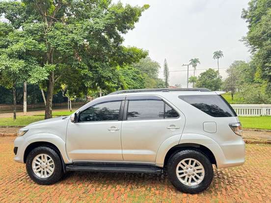 TOYOTA-HILUX SW4-2014