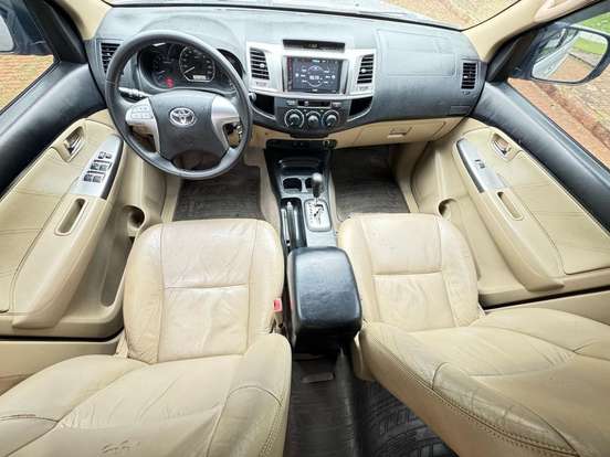 TOYOTA-HILUX SW4-2014