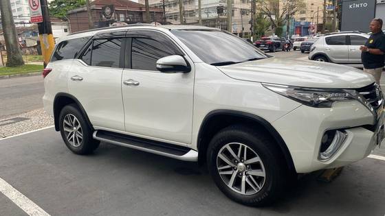 TOYOTA HILUX SW4 2.8 SRX 4X4 7 LUGARES 16V TURBO INTERCOOLER DIESEL 4P AUTOMÁTICO