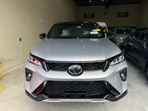 TOYOTA HILUX SW4 2.8 D-4D TURBO DIESEL DIAMOND 7L 4X4 AUTOMÁTICO