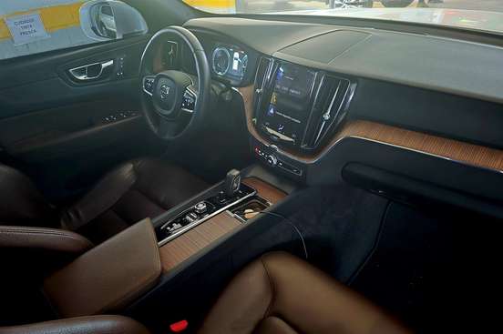 VOLVO-XC60-2020