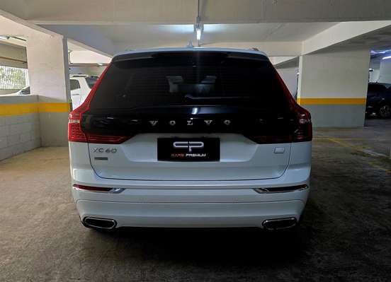 VOLVO-XC60-2020
