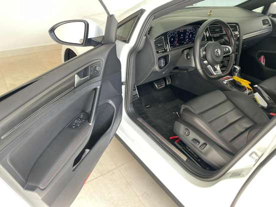 VOLKSWAGEN-GOLF-2019