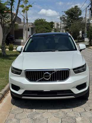 VOLVO-XC40-2021