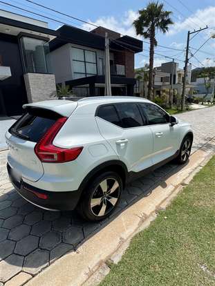 VOLVO-XC40-2021