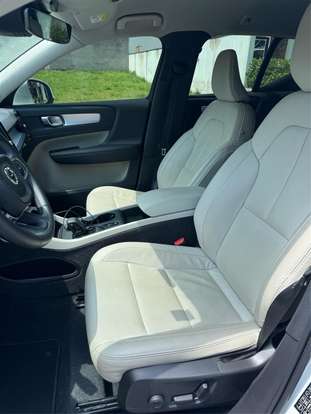 VOLVO-XC40-2021
