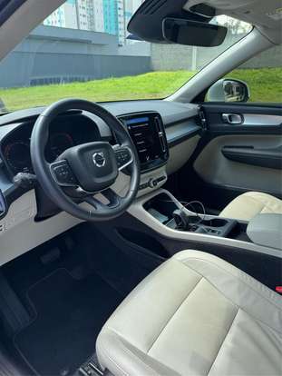 VOLVO-XC40-2021