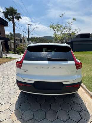 VOLVO-XC40-2021