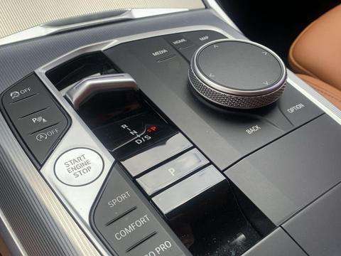 BMW-320i-2022