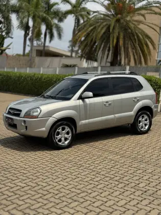 HYUNDAI TUCSON 2.0 MPFI GLS 16V 143CV 2WD FLEX 4P AUTOMÁTICO HYUNDAI TUCSON 2.0 MPFI GLS 16V 143CV 2WD FLEX 4P AUTOMÁTICO
