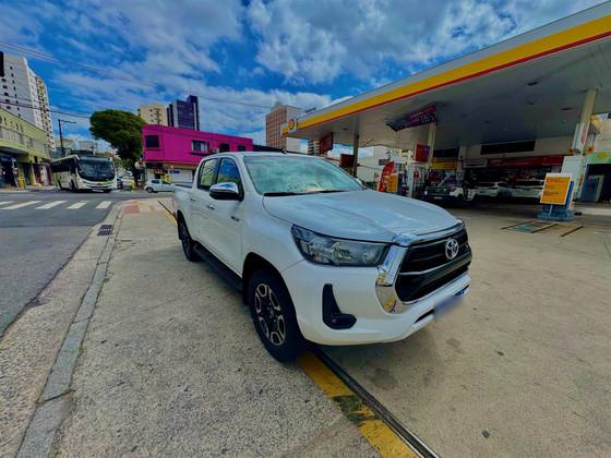 TOYOTA HILUX 2.8 D-4D TURBO DIESEL CD SRV 4X4 AUTOMÁTICO