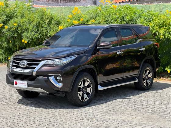 TOYOTA HILUX SW4 2.8 SRX DIAMOND 4X4 7 LUGARES 16V TURBO INTERCOOLER DIESEL 4P AUTOMÁTICO