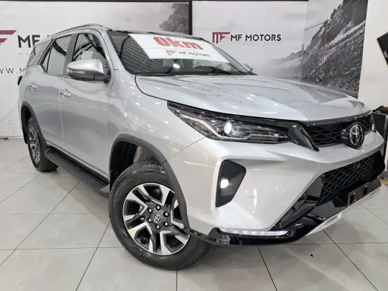 TOYOTA HILUX SW4 2.8 D-4D TURBO DIESEL SRX PLATINUM 7L 4X4 AUTOMÁTICO