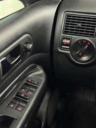VOLKSWAGEN-GOLF-2001