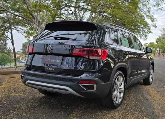 VOLKSWAGEN-TAOS-2021
