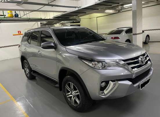 TOYOTA-HILUX SW4-2.7 SRV 7 LUGARES 4X2 16V FLEX 4P AUTOMÁTICO TOYOTA-HILUX SW4-2018