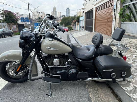 HARLEY-DAVIDSON ROAD KING CLASSIC 