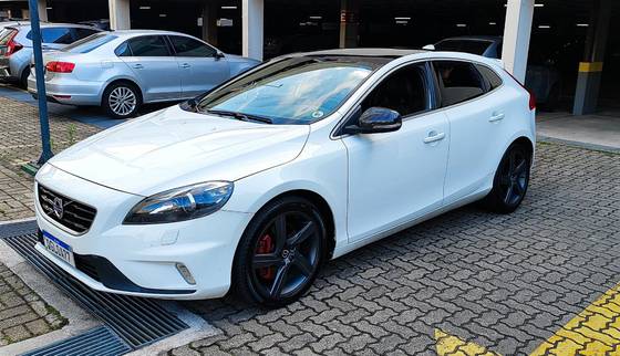 VOLVO V40 2.0 T5 R DESIGN TURBO GASOLINA 4P AUTOMÁTICO