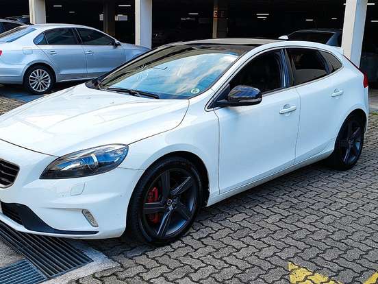 VOLVO-V40-2.0 T5 R DESIGN TURBO GASOLINA 4P AUTOMÁTICO VOLVO-V40-2015