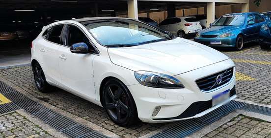 VOLVO-V40-2015