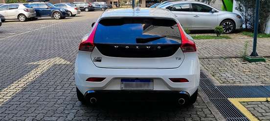 VOLVO-V40-2015