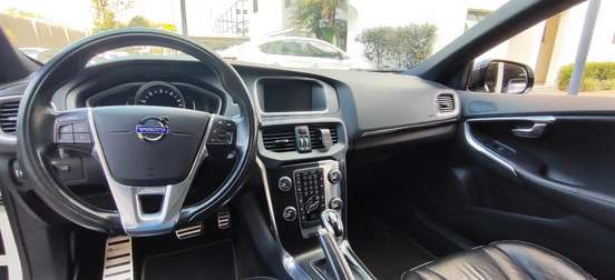 VOLVO-V40-2015