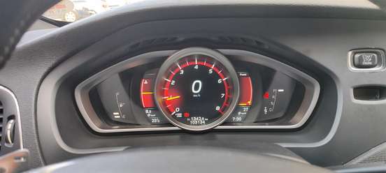 VOLVO-V40-2.0 T5 R DESIGN TURBO GASOLINA 4P AUTOMÁTICO VOLVO-V40-2015