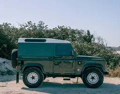 LAND ROVER DEFENDER 2.5 90 SW TETO RIGIDO 4X4 TURBO INTERCOOLER DIESEL 2P MANUAL LAND ROVER DEFENDER 2.5 90 SW TETO RIGIDO 4X4 TURBO INTERCOOLER DIESEL 2P MANUAL