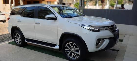 TOYOTA HILUX SW4 2.8 SRX 4X4 7 LUGARES 16V TURBO INTERCOOLER DIESEL 4P AUTOMÁTICO