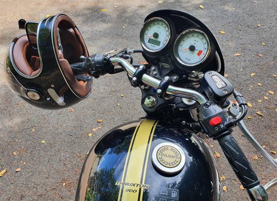 TRIUMPH THRUXTON 