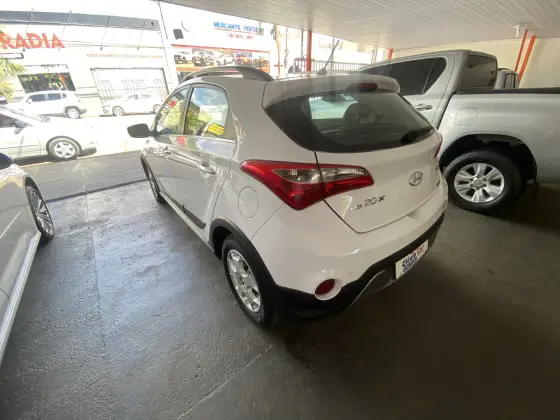 HYUNDAI HB20X 1.6 16V PREMIUM FLEX 4P AUTOMÁTICO HYUNDAI HB20X 1.6 16V PREMIUM FLEX 4P AUTOMÁTICO