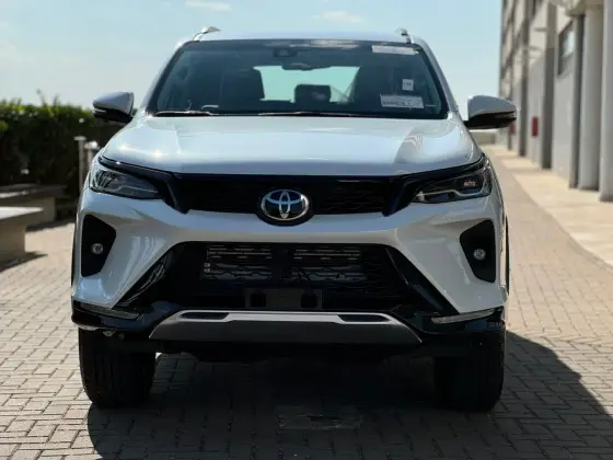 TOYOTA HILUX SW4 2.8 D-4D TURBO DIESEL SRX PLATINUM 7L 4X4 AUTOMÁTICO