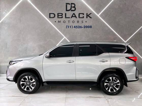 TOYOTA HILUX SW4 2.8 D-4D TURBO DIESEL SRX PLATINUM 7L 4X4 AUTOMÁTICO