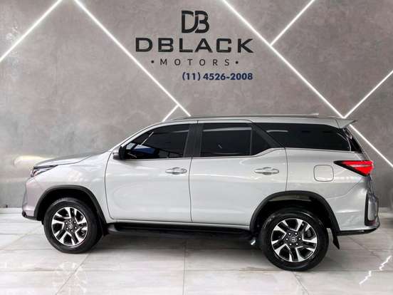 TOYOTA-HILUX SW4-2024