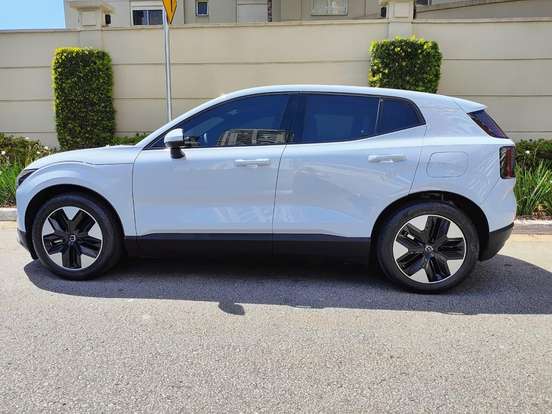 VOLVO-EX30-2024