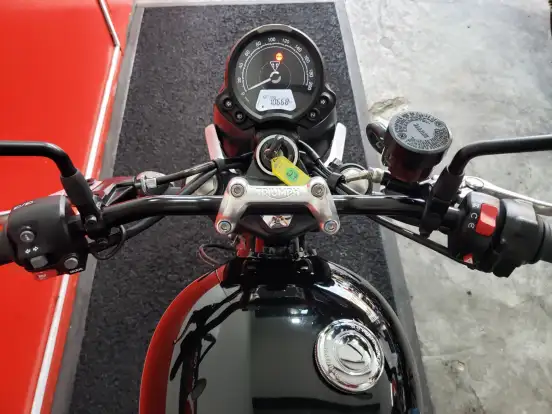 TRIUMPH-STREET TWIN-2021