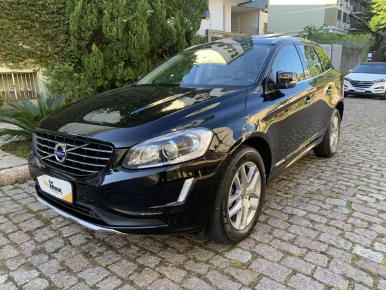 VOLVO XC60 2.4 D5 MOMENTUM DIESEL AWD 4P AUTOMÁTICO